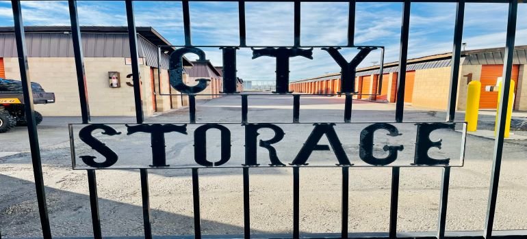 Pack your apartment overnight and store your belongings in a storage unit
