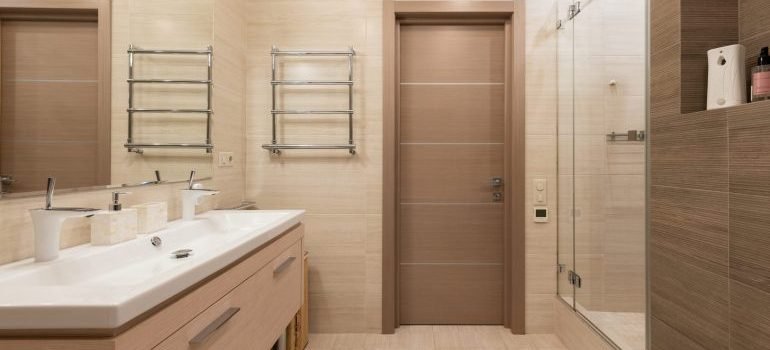 A bathroom cleaned and staged for buyers to see