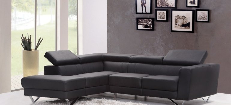 black and white combination as one of the favorite decorating styles for couples moving in