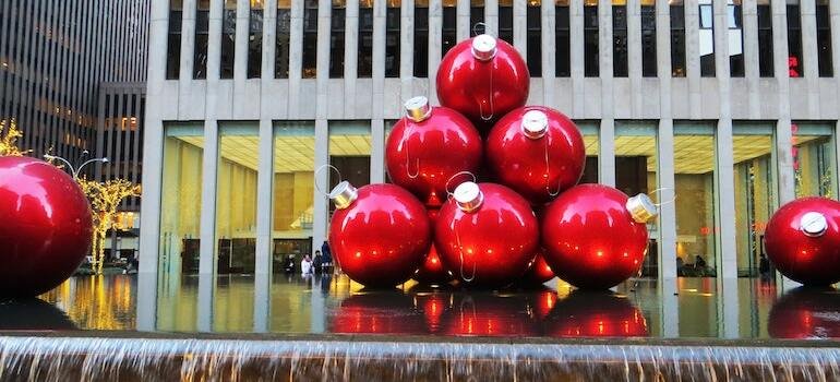 Big red decorations in front of a bulding in NYC