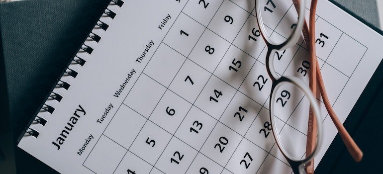 A picture of calendar and glasses