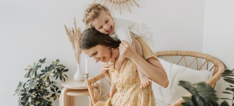 A mom with her kid after learning how to ease the stress of moving with kids