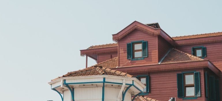 A photo showing the tip of a big house