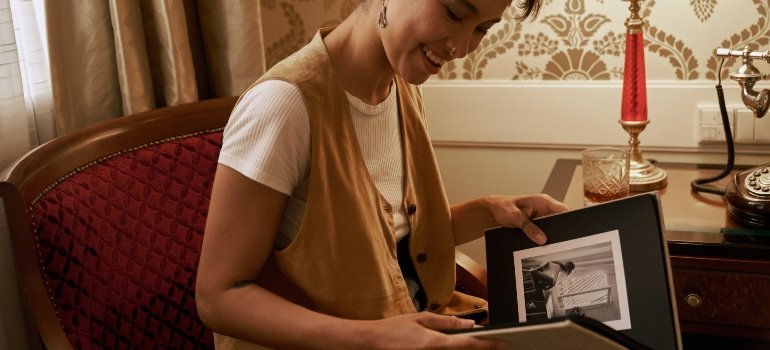 A person who learned how to store old photos.