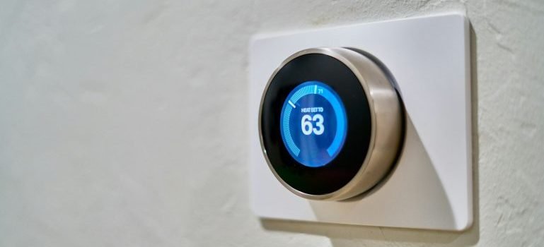 Thermostat on the wall showing the temperature.