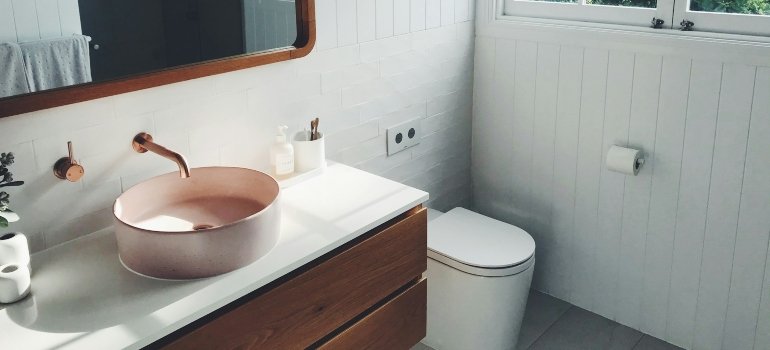 A small bathroom whose owners understood the importance of transforming tiny NYC apartments