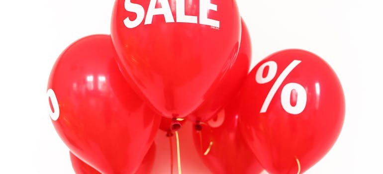Red sale balloons as a way of minimizing financial risks when renting storage