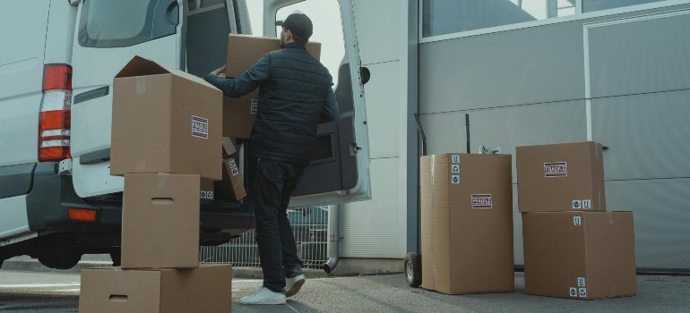A man packing boxes to transport to the storage Silver Lake residents recommend.