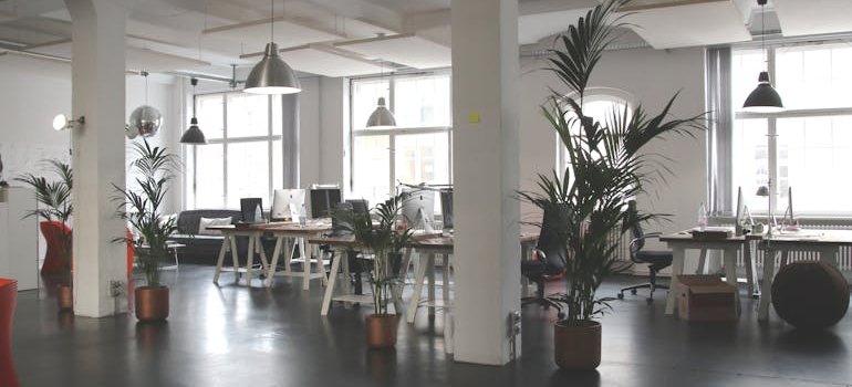 A clutter-free NYC office demonstrating why NYC businesses rely on storage units.