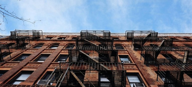 A brown concrete building in New York.