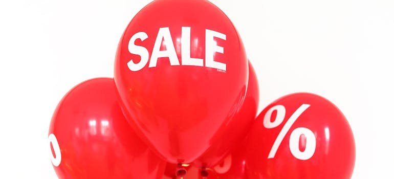 Red balloons displaying a sale and symbolizing the best storage rates in NYC