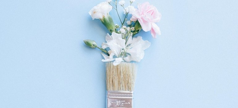 The flowers on the top of the paintbrush.