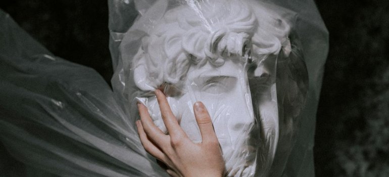 a statue of a head