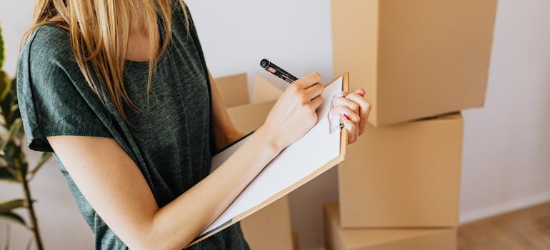 A woman writing about the mistakes people make when organizing storage unit