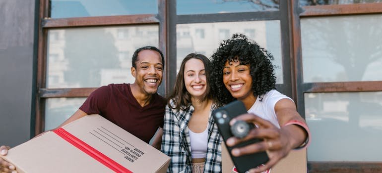 A mover helping two women moving to Long Island City with a family