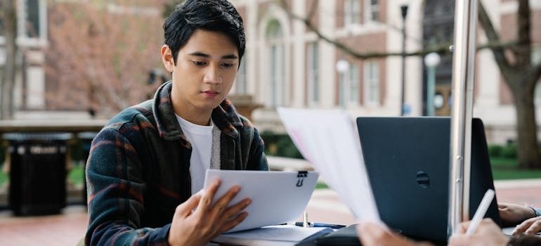 A student reading about when short term storage works better than long term